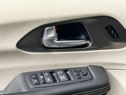 Used 2024 Chrysler Pacifica Touring-L FWD image 16