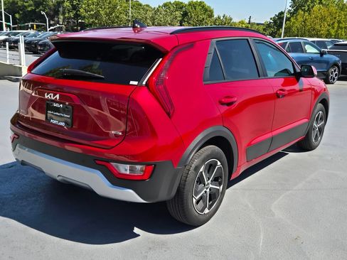 Certified 2025 Kia Niro EX FWD image 3