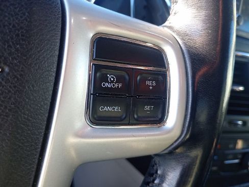 Used 2014 Chrysler Town & Country Touring image 24