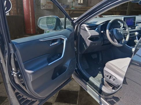 Used 2025 Toyota RAV4 XLE AWD/4WD image 17