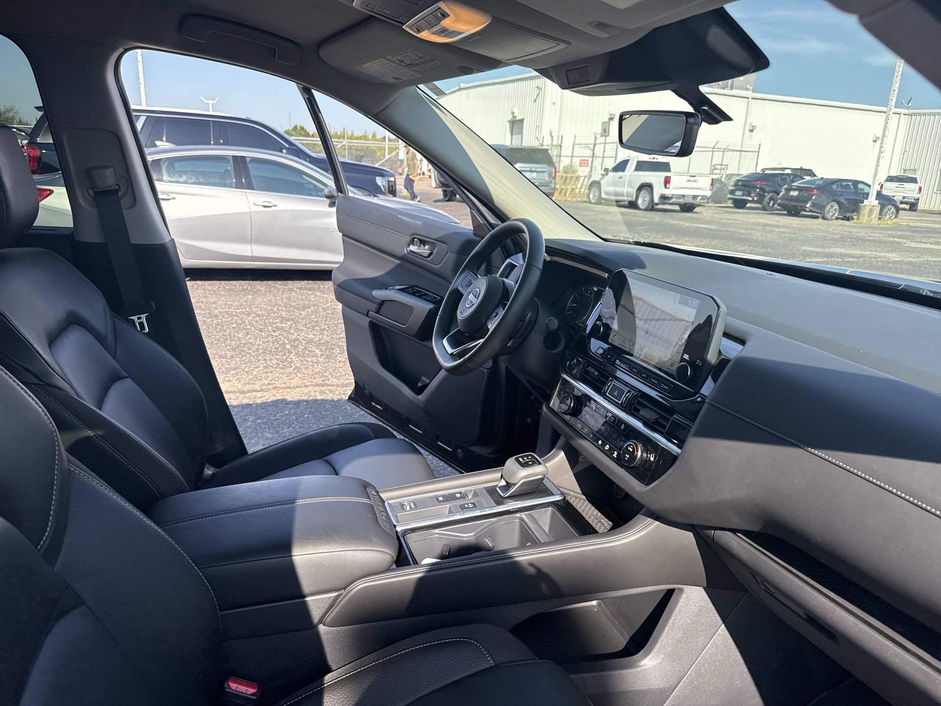 Used 2025 Nissan Pathfinder SL FWD image 35