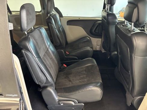 Used 2014 Chrysler Town & Country Touring-L FWD image 27