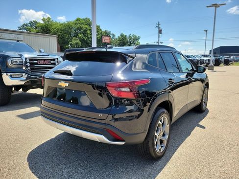 Used 2025 Chevrolet Trax LT FWD image 4