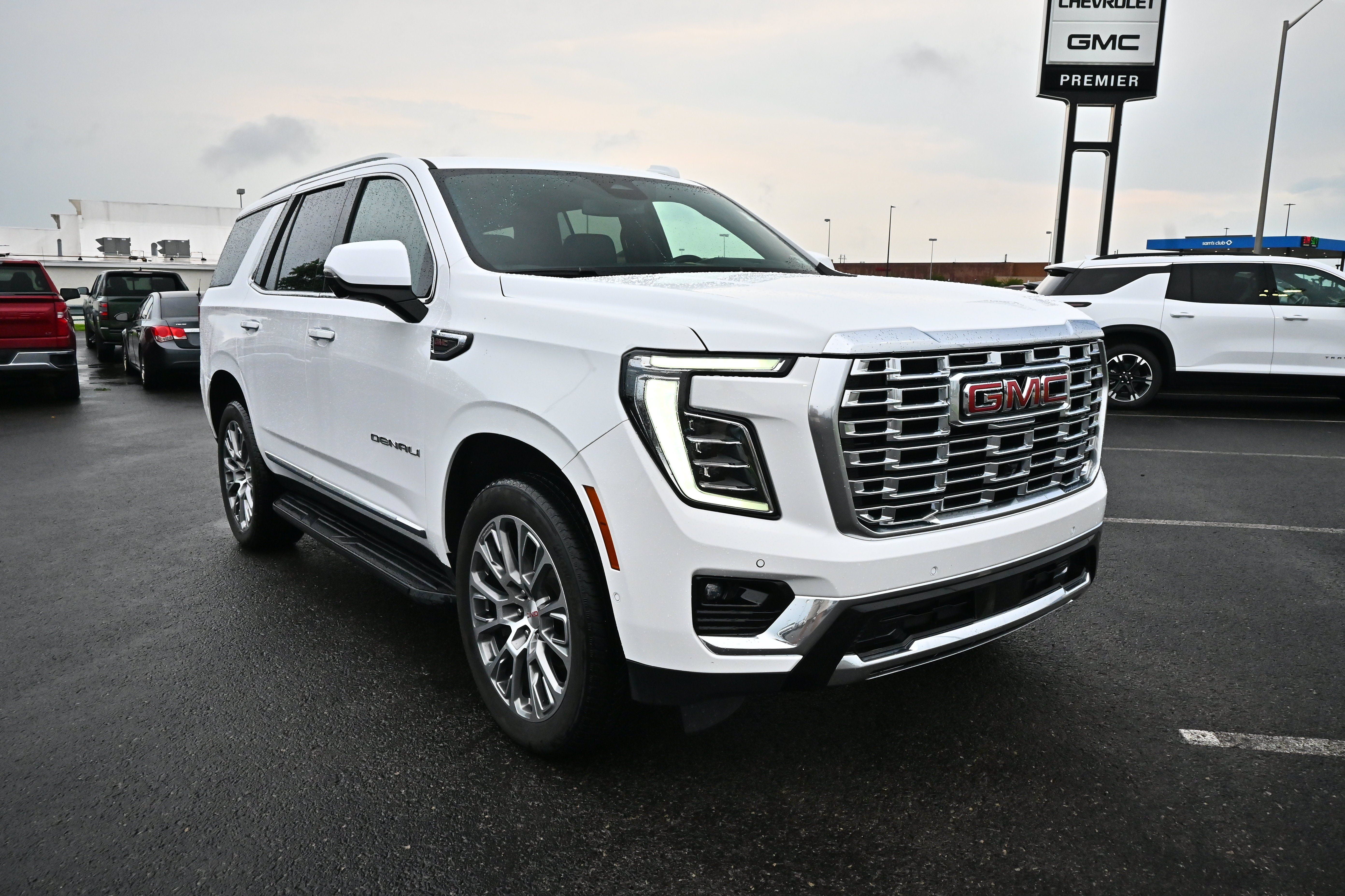 Used 2025 GMC Yukon Denali AWD/4WD image 2