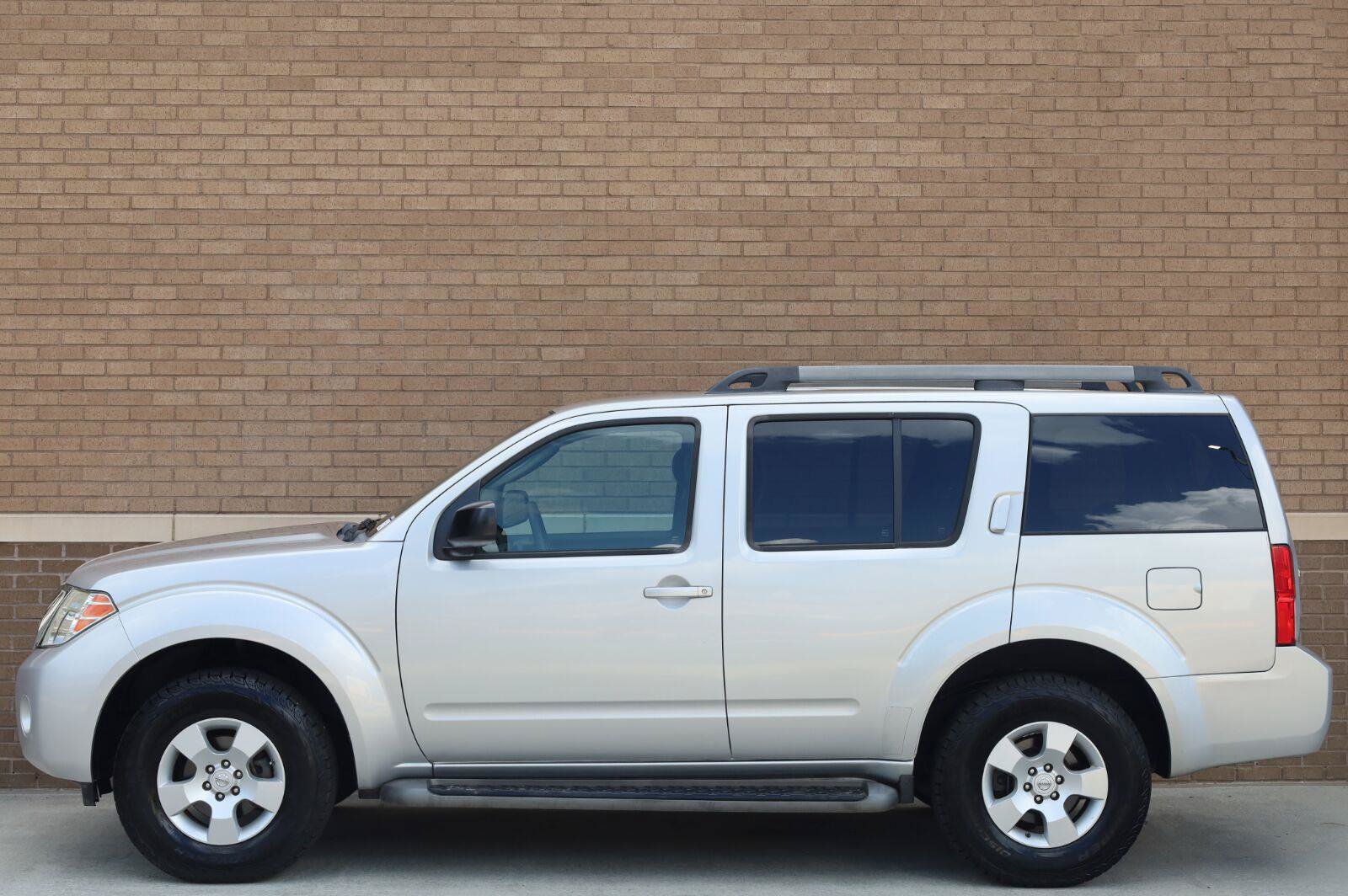 Used 2008 Nissan Pathfinder S AWD/4WD image 2