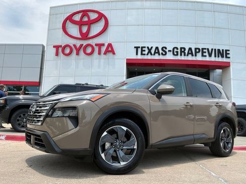 Used 2025 Nissan Rogue SV FWD image 2