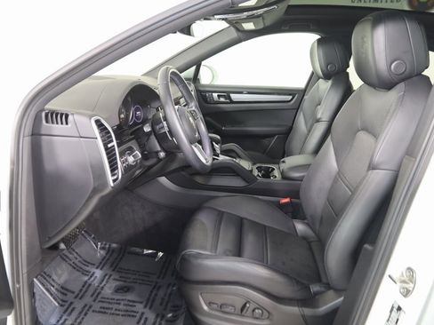 Used 2023 Porsche Cayenne Coupe image 13