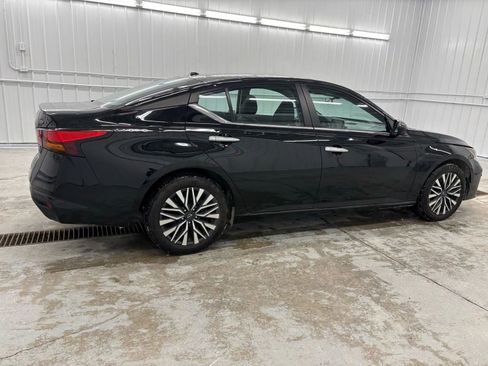 Used 2024 Nissan Altima 2.5 SV FWD image 3