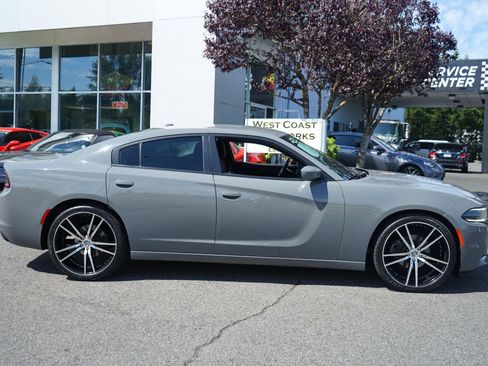 Used 2018 Dodge Charger SXT RWD image 6