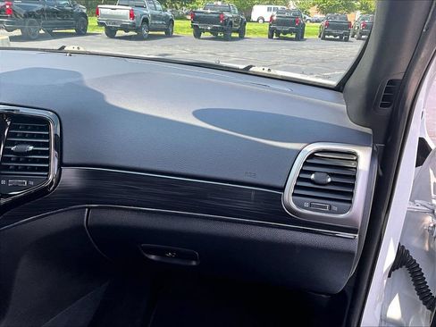 Used 2020 Jeep Grand Cherokee Limited AWD/4WD image 13