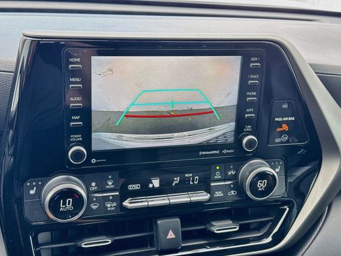 Used 2020 Toyota Highlander XLE AWD/4WD image 10