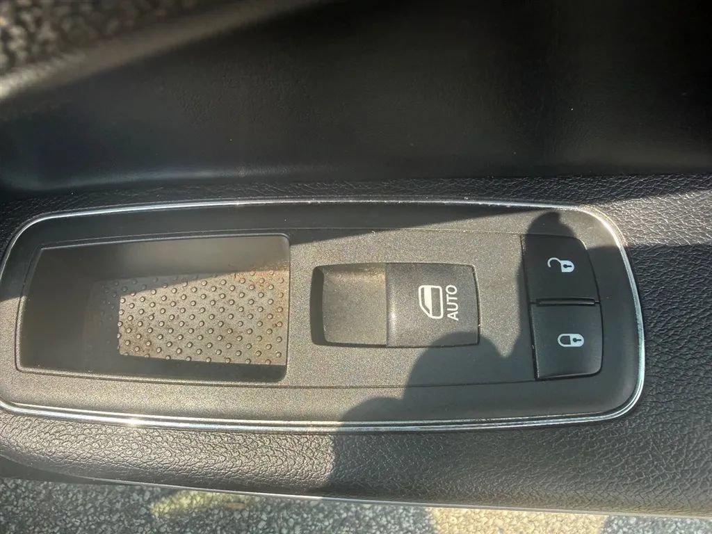 Used 2019 Chrysler 300 S RWD image 31