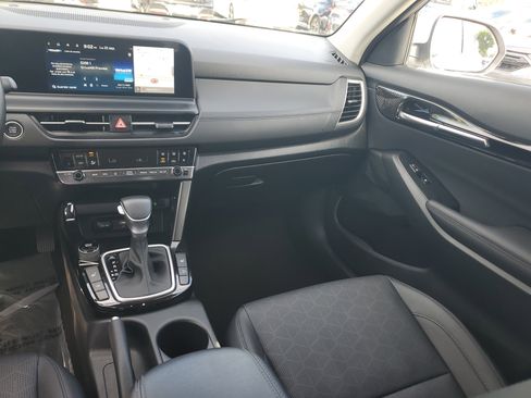 Used 2024 Kia Seltos EX image 17