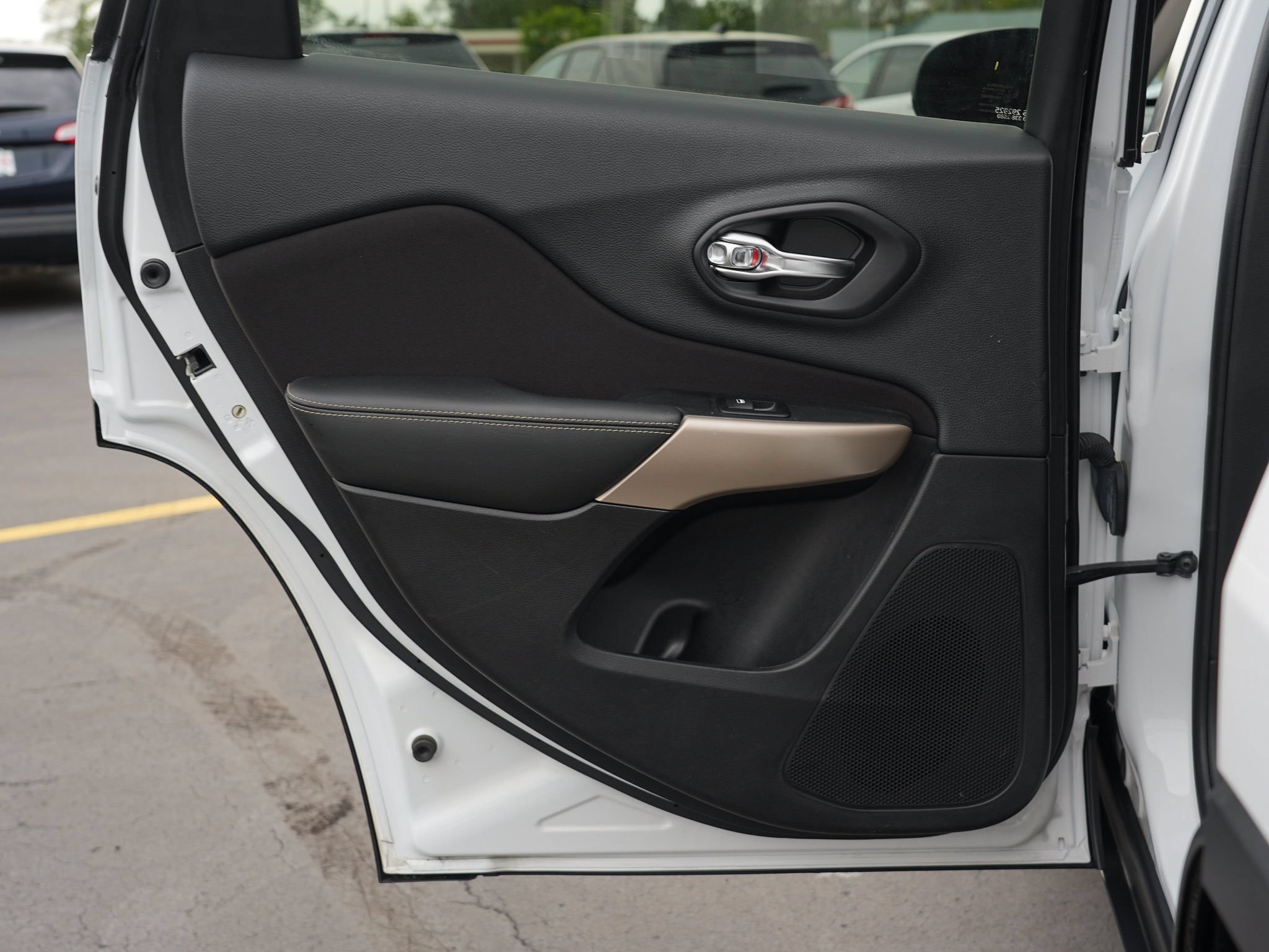 Used 2018 Jeep Cherokee Latitude w/ Safety Group AWD/4WD image 19