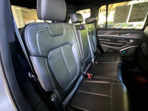 Used 2022 Jeep Grand Cherokee Overland w/ Luxury Tech Group IV AWD/4WD image 16