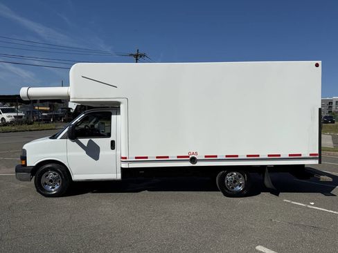 Used 2018 Chevrolet Express 3500 w/ Driver Convenience Package image 2