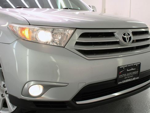 Used 2011 Toyota Highlander SE w/ Tow Pkg FWD image 22