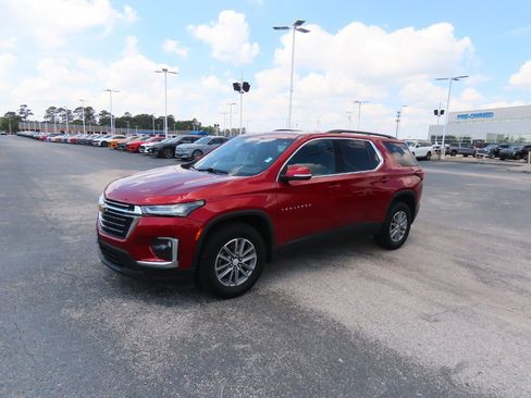 Used 2023 Chevrolet Traverse LT image 2