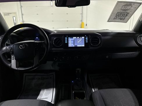 Used 2017 Toyota Tacoma TRD Sport image 10