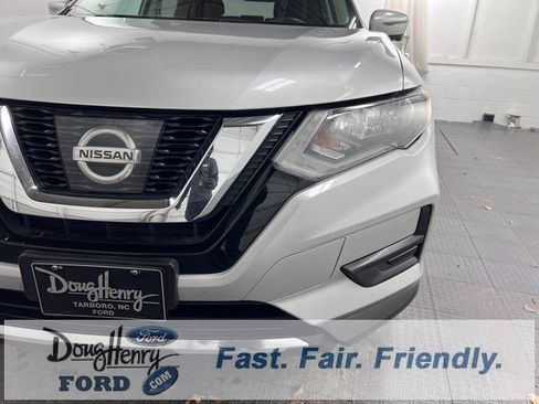 Used 2017 Nissan Rogue SV w/ SV Premium Package image 11