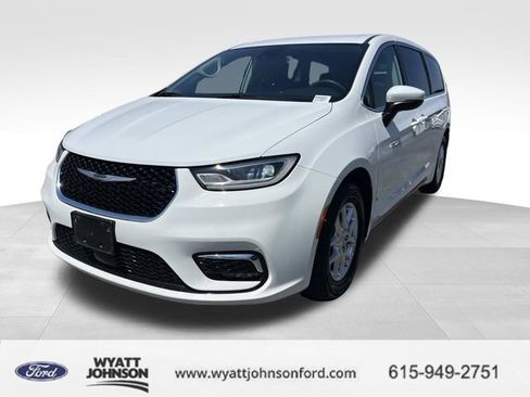 Used 2023 Chrysler Pacifica Touring-L image 7