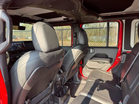 Used 2024 Jeep Wrangler Unlimited Rubicon image 21