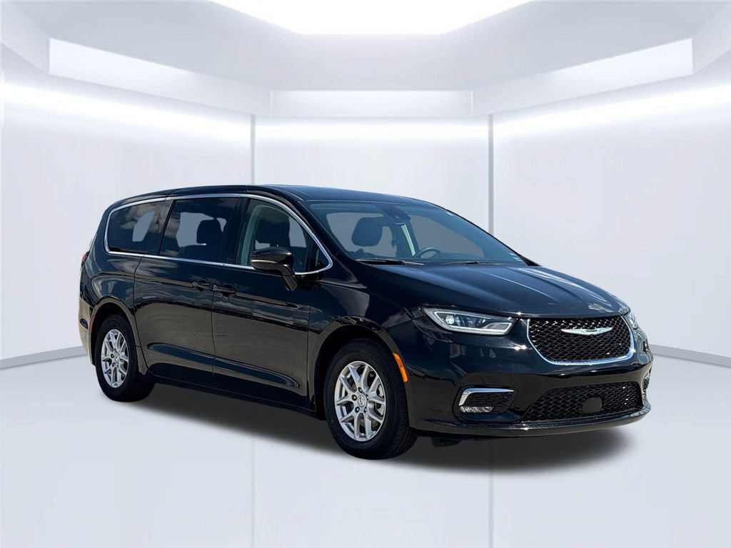 Used 2024 Chrysler Pacifica Touring-L FWD image 13