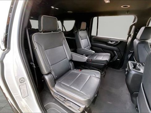 Used 2024 Chevrolet Suburban Premier image 17