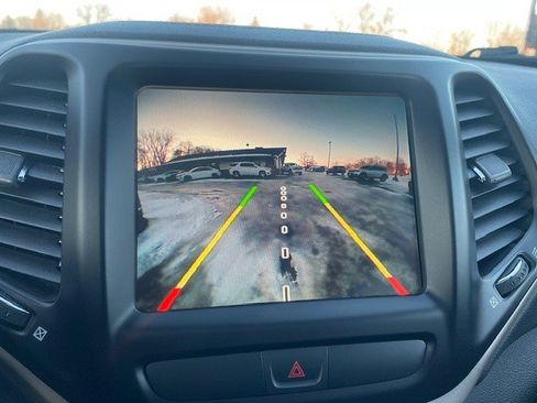 Used 2017 Jeep Cherokee Limited image 9