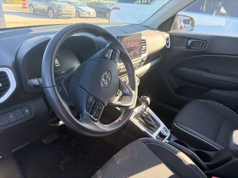 Used 2024 Hyundai Venue Limited image 15