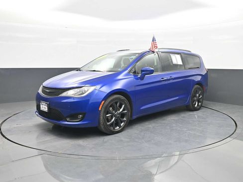 Used 2019 Chrysler Pacifica Touring-L Plus w/ Advanced Safetytec Group FWD image 4