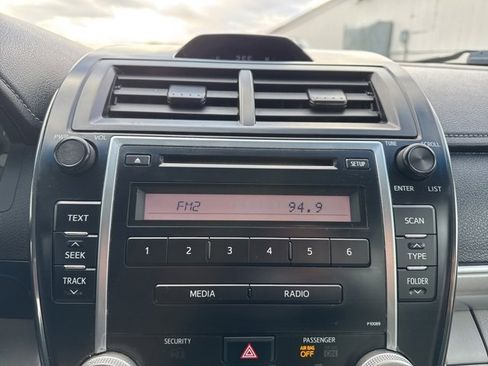 Used 2012 Toyota Camry L image 17