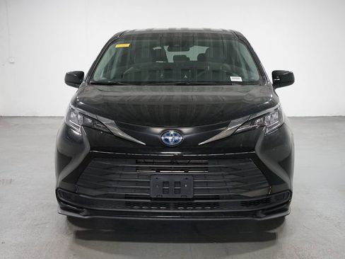 Used 2024 Toyota Sienna LE image 2