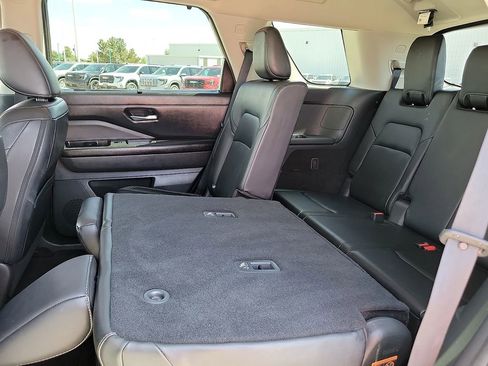 Used 2023 Nissan Pathfinder SL image 16