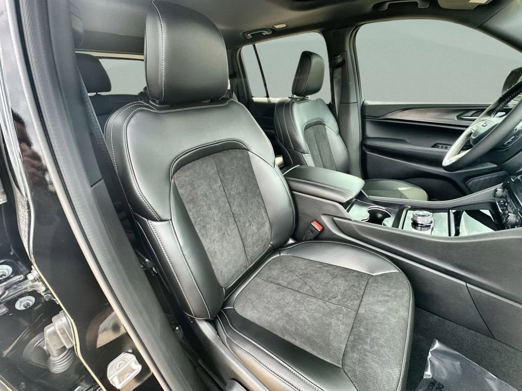 New 2025 Jeep Grand Cherokee Altitude RWD image 18