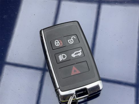 Used 2023 Land Rover Discovery Sport SE image 63