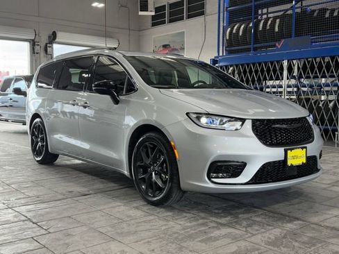 New 2026 Chrysler Pacifica Select w/ S Appearance Package FWD image 2