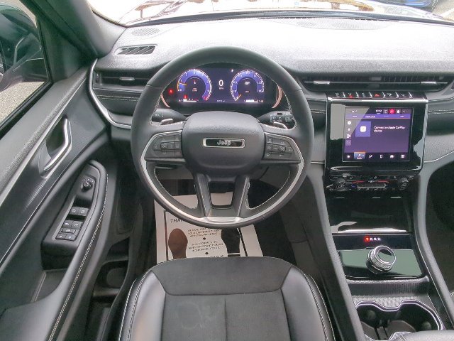 Used 2025 Jeep Grand Cherokee Altitude AWD/4WD image 7