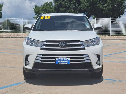 Used 2018 Toyota Highlander XLE AWD/4WD image 3