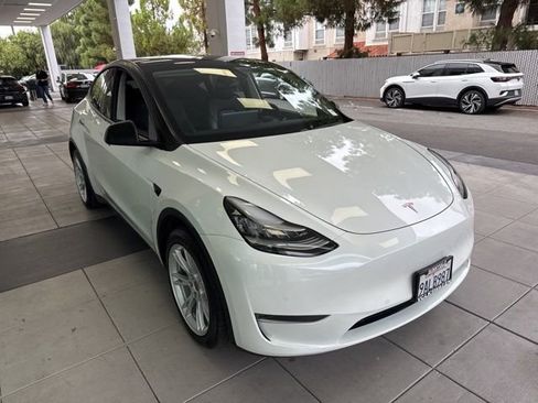 Used 2020 Tesla Model Y Long Range image 3