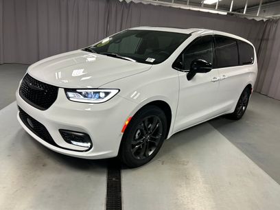 New 2026 Chrysler Pacifica Select