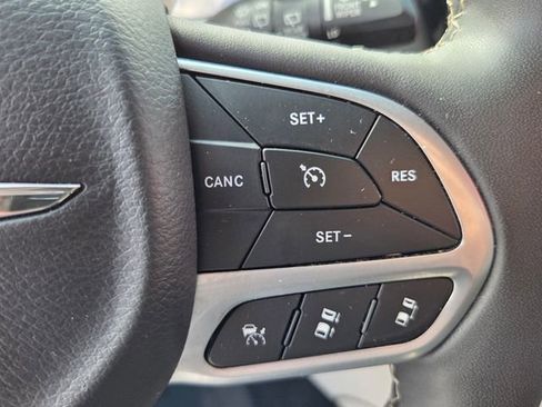 Used 2022 Chrysler Pacifica Touring-L image 29