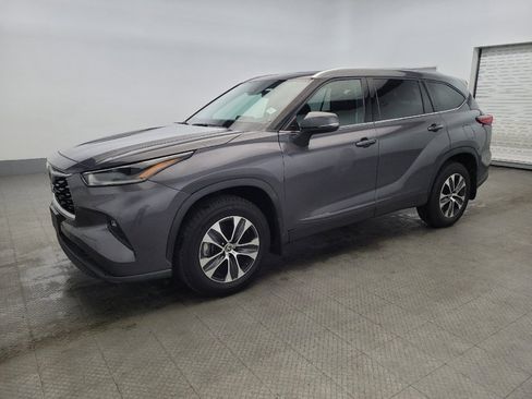 Used 2021 Toyota Highlander XLE image 2