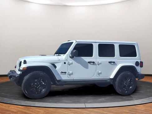 Used 2022 Jeep Wrangler Unlimited Sahara AWD/4WD image 15