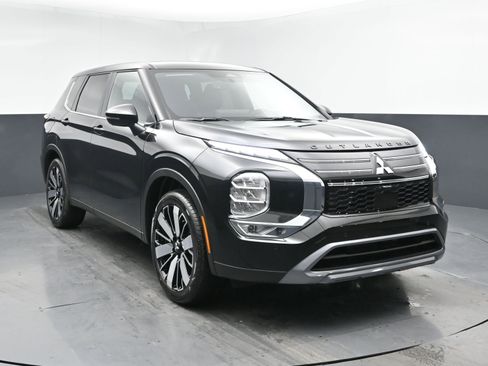 New 2026 Mitsubishi Outlander LE image 2