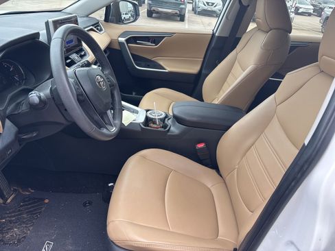 Used 2023 Toyota RAV4 XLE Premium FWD image 9