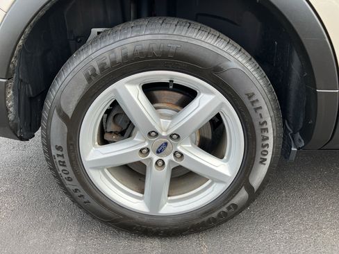 Used 2017 Ford Explorer XLT w/ Equipment Group 202A AWD/4WD image 9