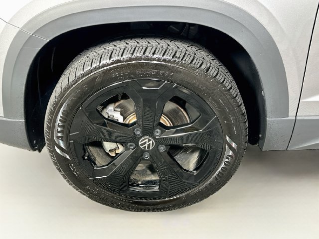 Certified 2025 Volkswagen Taos SEL AWD/4WD image 32