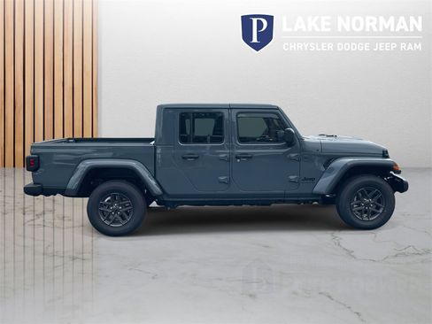 New 2025 Jeep Gladiator Sport image 10