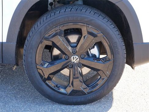 Certified 2025 Volkswagen Taos SE image 9